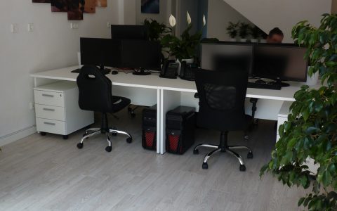 09_desks_front